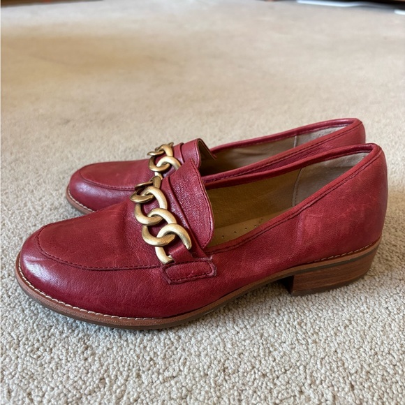 Nevada Sofft Tango Red Leather Slip On Loafers Size 7 Gold Chain - Picture 2 of 8